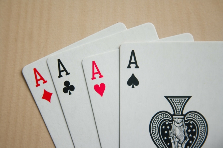 Know the advantages of playing baccarat online