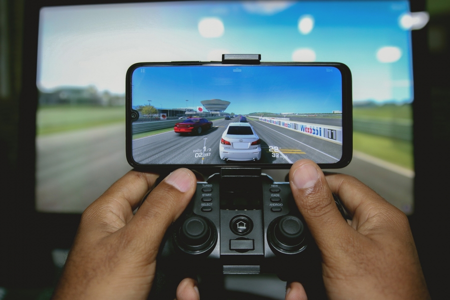Why are Xbox and PlayStation Beginning to Cater to the Mobile Gaming Industry
