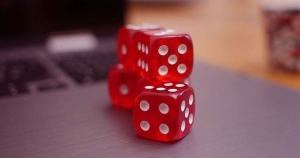 Pros and Cons of Playing at an online casino with bonuses
